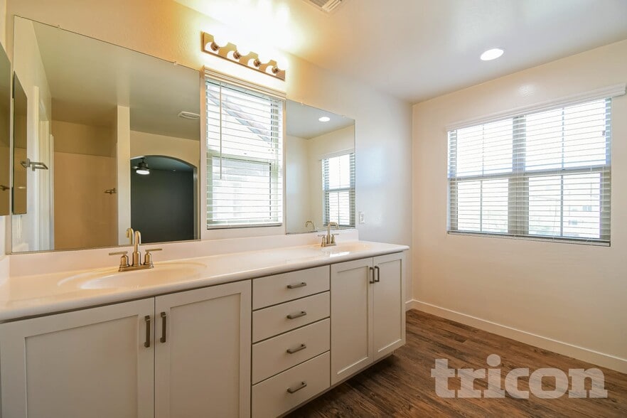 Building Photo - 4813 S Mole