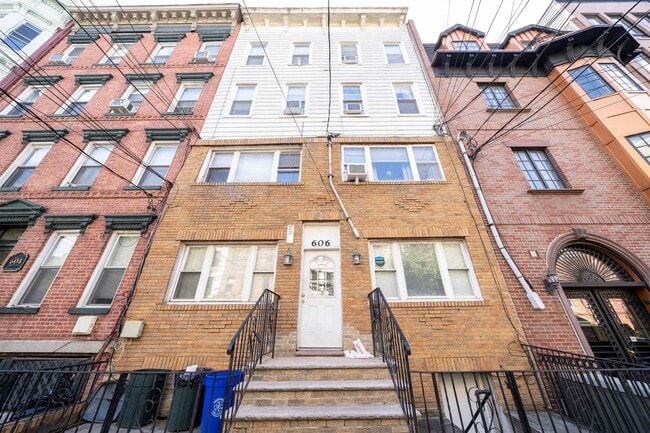 Building Photo - 606 Jefferson St