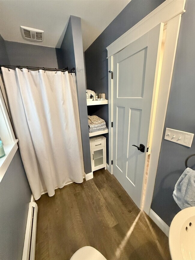 Building Photo - 304 NW River Rd