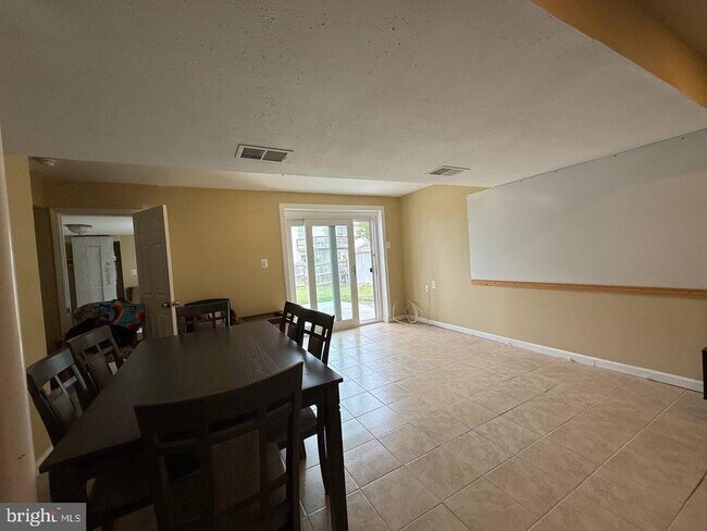Building Photo - 14696 Stratford Dr