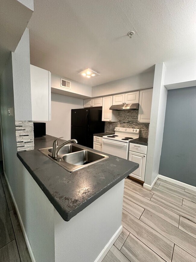 Building Photo - Recently Remodeled 2B/2B Unfurnished Condo in Indian Lake