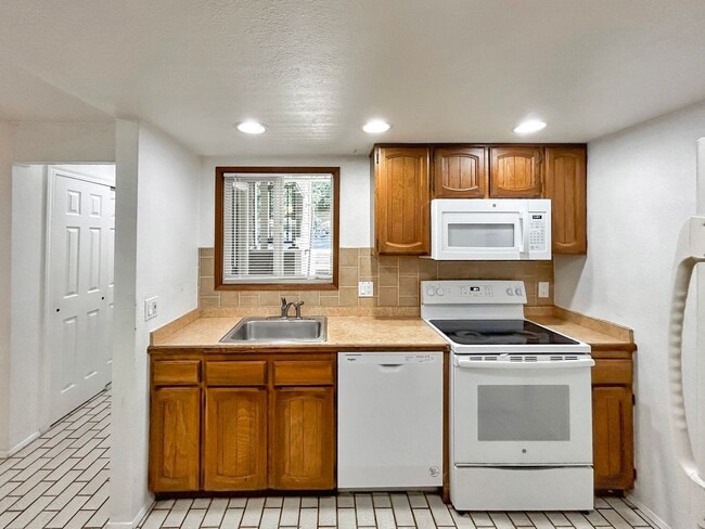 Building Photo - 2Bd/1.75Ba Redmond Condo