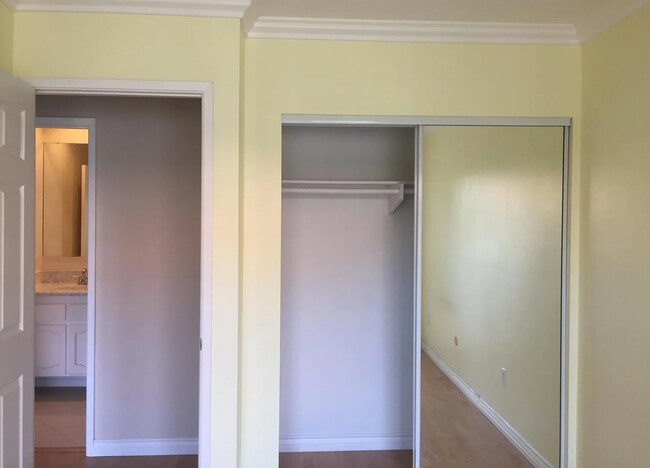 Building Photo - 4044 La Jolla Village Dr