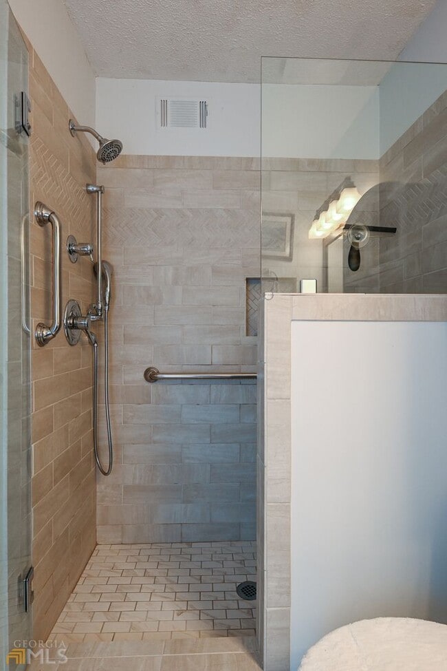 Building Photo - Spacious 3-Bedroom Home on Private Lot in ...