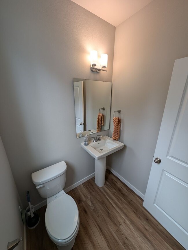 Building Photo - Pristine Bremerton 3 Bedroom Home AVAILABL...