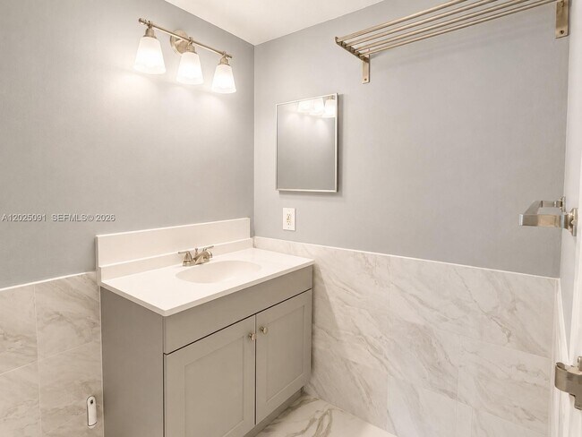 Building Photo - 7601 E Treasure Dr