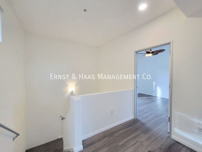 Building Photo - 302 E 19th St