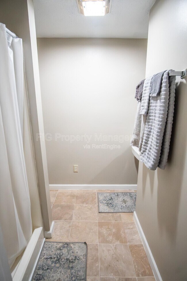 Building Photo - 707 W Race St