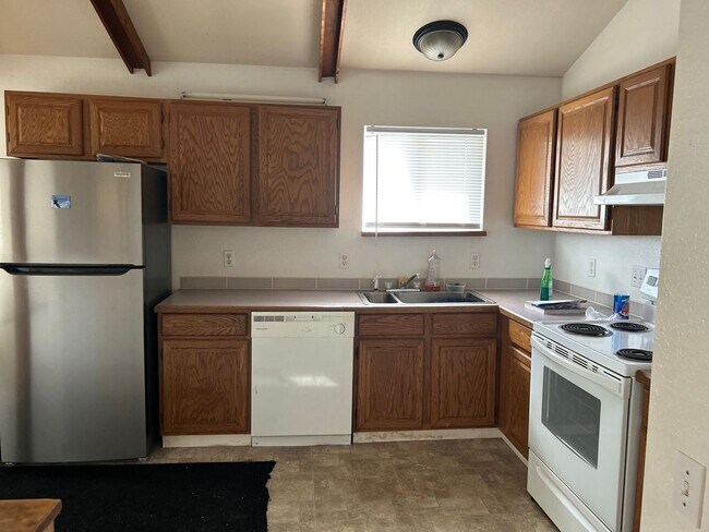 Building Photo - 365 NE Loper Ave