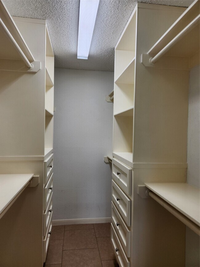 Building Photo - 2750 Holly Hall St