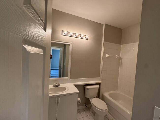 Building Photo - 605 Fairway Dr