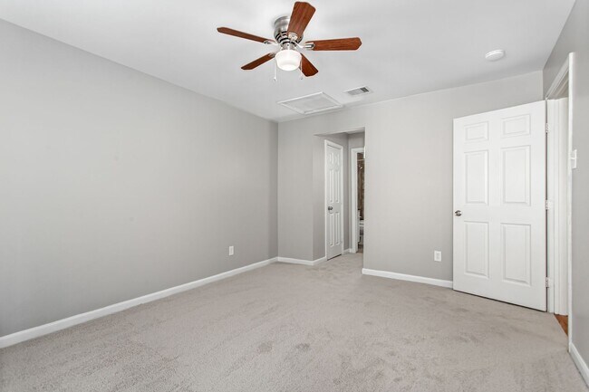 Building Photo - 2 Bedroom, 2 Bath Apartment in Munger Place!