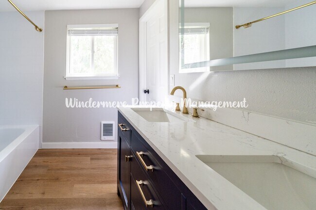 Building Photo - Charming and Bright 3 bed in Heart of Gig Harbor!