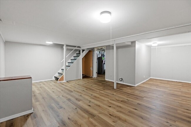 Building Photo - 1S239 Stratford Ln