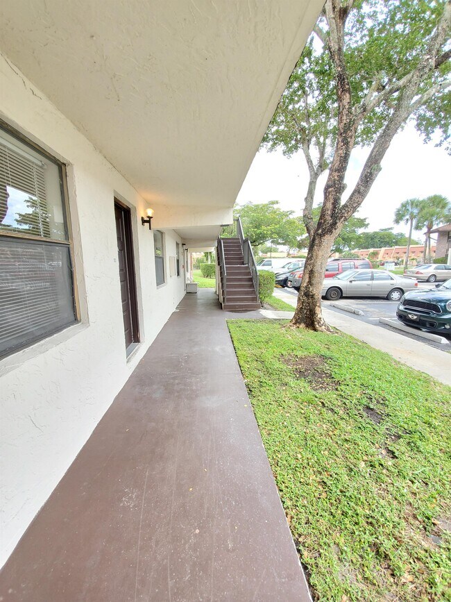 Building Photo - 6040 Shaker Wood Cir