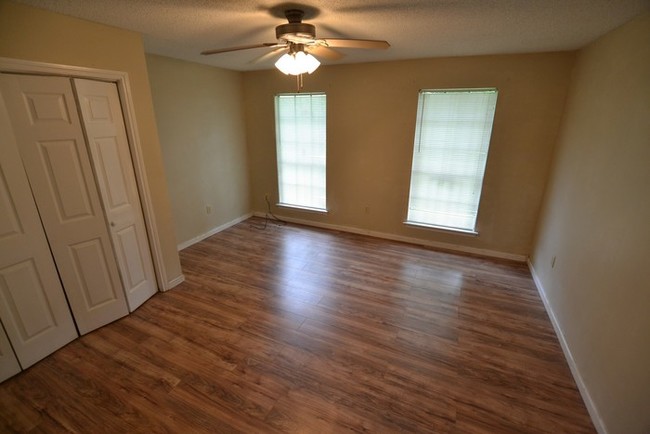 Building Photo - 1110 Willow Creek Dr