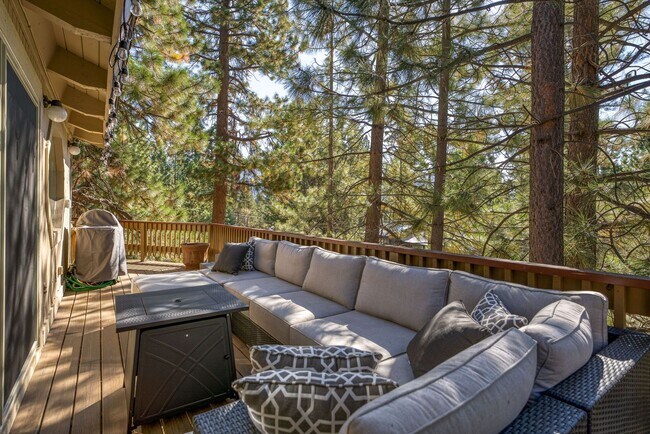 Building Photo - 3 Bed 2 Bath Seasonal Rental