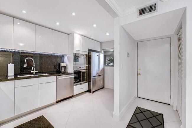 Building Photo - 3605 S Ocean Blvd