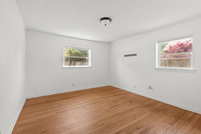 Building Photo - Charming & Newly Renovated 4 Bedroom 2 Bat...