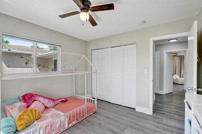 Building Photo - 6411 SW 6th St