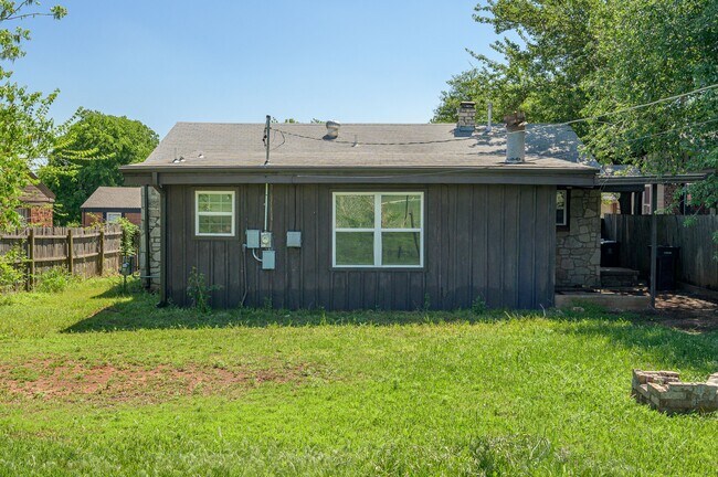 Building Photo - 713 NE 34th Terrace