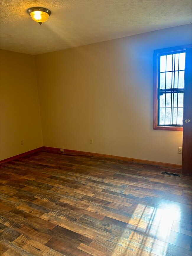 Building Photo - Deposit Special !