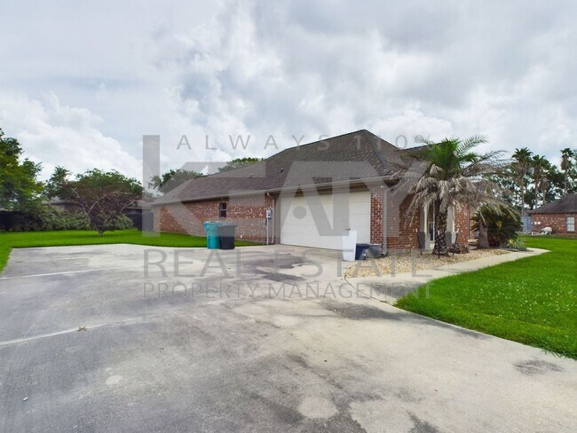 Building Photo - Three Bedroom Home in Sunset!