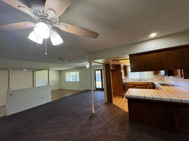 Building Photo - 3 Bedroom/2 Bath Home Off of South H Near ...
