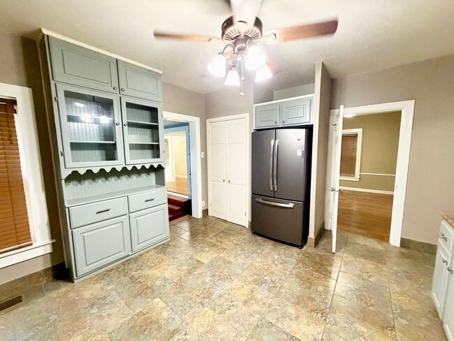 Building Photo - Spacious 3 bedroom with its own micro-park!