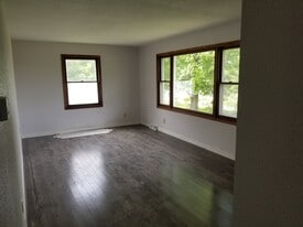 Building Photo - 1102 University Dr SE