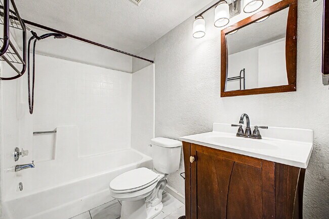 Building Photo - Welcome home to this charming 2-bedroom, 2-bath residence in the heart of Chandler!