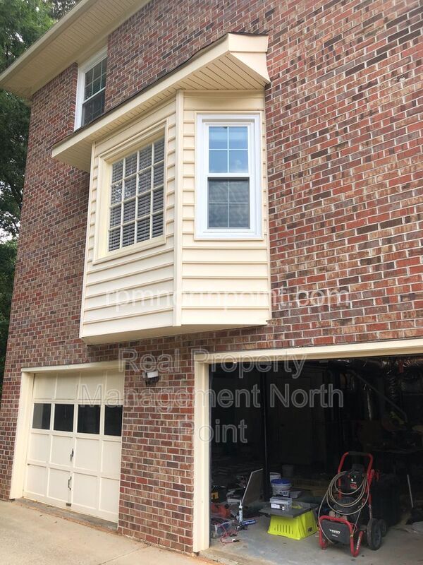 Building Photo - 1565 Maple Ridge Dr