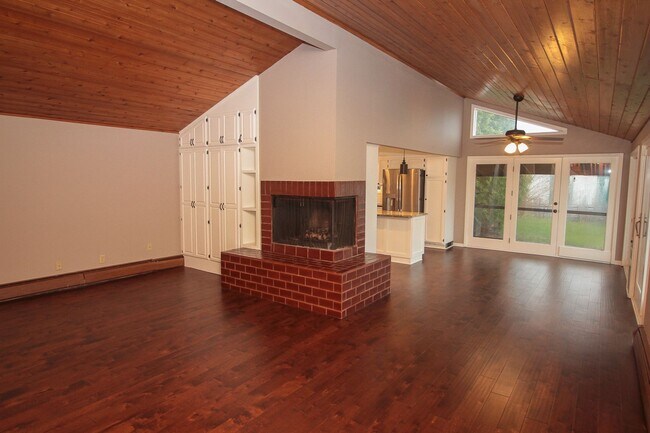 Building Photo - Lake Minnetonka Lakeshore!!