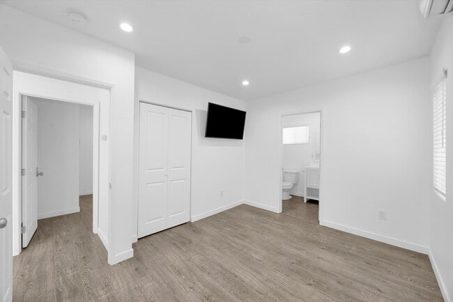 Building Photo - 572 N Cambridge St