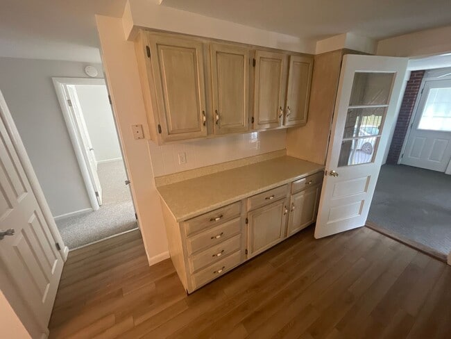 Building Photo - Charming 3-Bedroom Home with Backyard & Of...