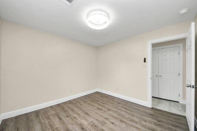 Building Photo - 7066 Villa Dr