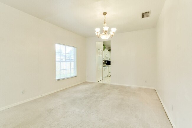 Building Photo - Beautiful Lake front home in West Kissimmee