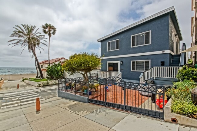 Building Photo - 1 HOUSE FROM BEACH! CHARMING, DETACHED UNIT W/ OCEAN VIEWS & 1-CAR GARAGE IN WALKSTREET TRIPLEX!
