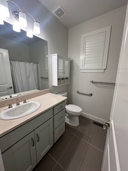 Building Photo - 1471 E Summerheights Dr