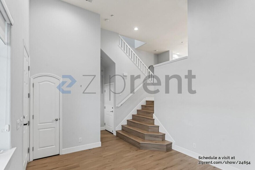 Building Photo - 1052 Green St