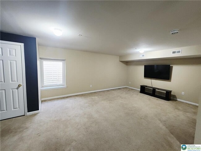 Building Photo - 972 King Way