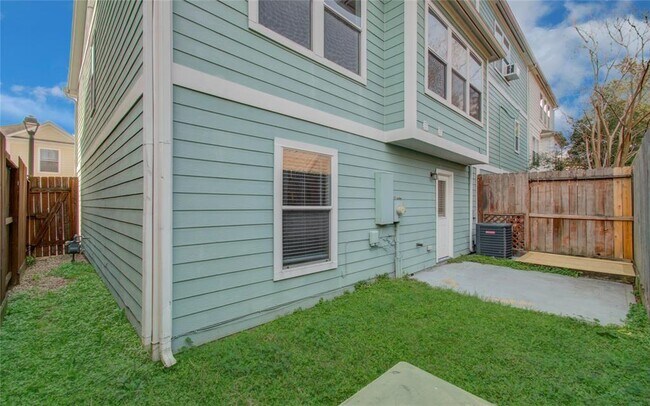 Building Photo - 2631 Woodridge Manor Dr