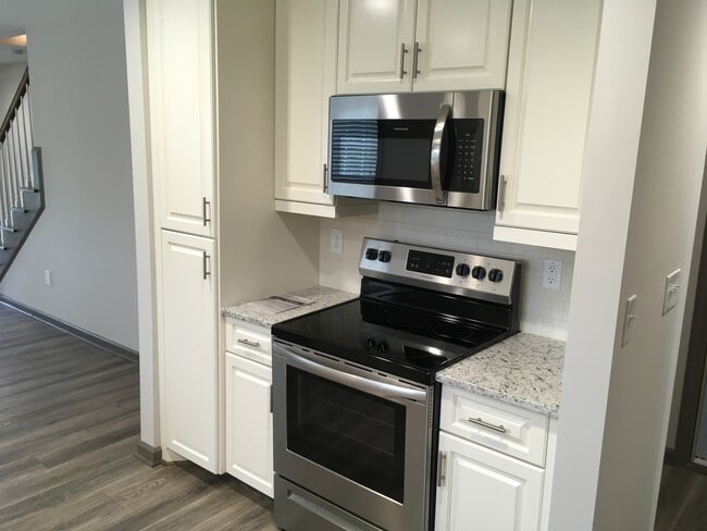 Building Photo - 6701 Pine Ridge Dr