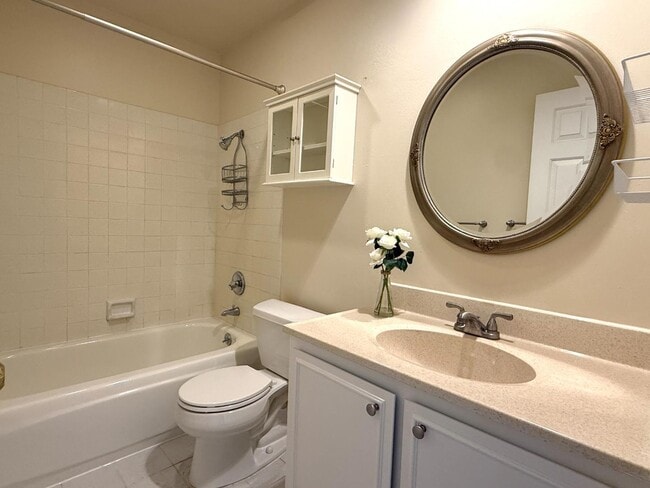 Building Photo - 976 De Soto Ln