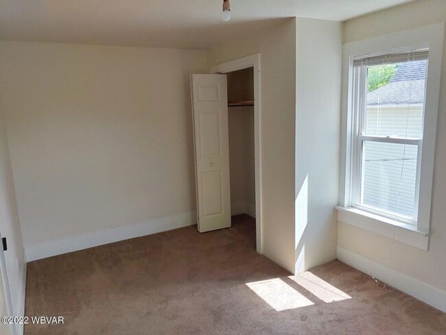Building Photo - Spacious home
