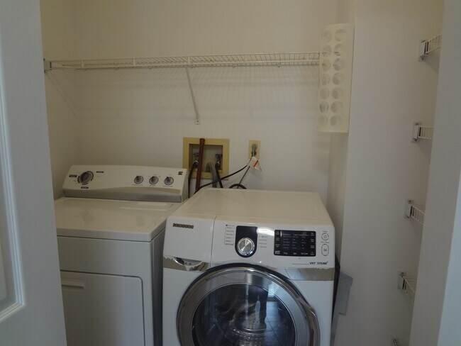 Building Photo - 220 Brett Cir