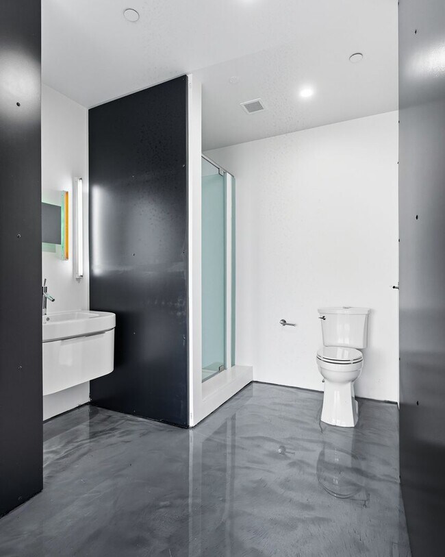 Building Photo - Newport Lofts 1813