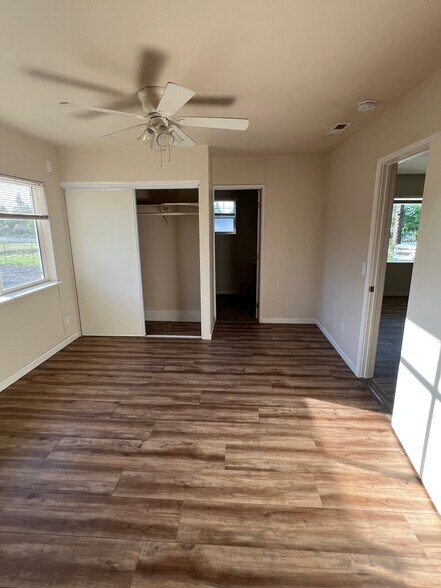 Building Photo - 1045 S Stage Rd