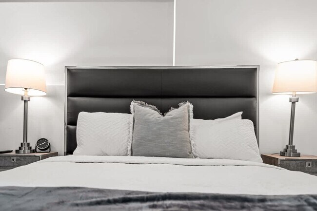 Building Photo - 17621 NE 7th Ave