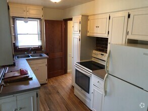 Building Photo - Three Bedroom Home in Quiet NE Rochester M...